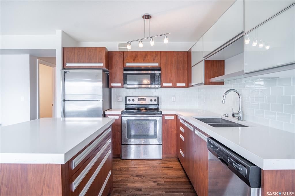 Stonebridge小区步行至小学，购物，公园。3房2卫联排屋出售。安静位置，背靠私密绿地，好采光，高档装修，实木地板，大理石台面，现代橱柜，不锈钢家电。二楼3个大房间尺寸足。地下室未装修。另有连房单车库，中央空调。挂牌价格$274900。详情请联系地产经纪Gary Gai - 9