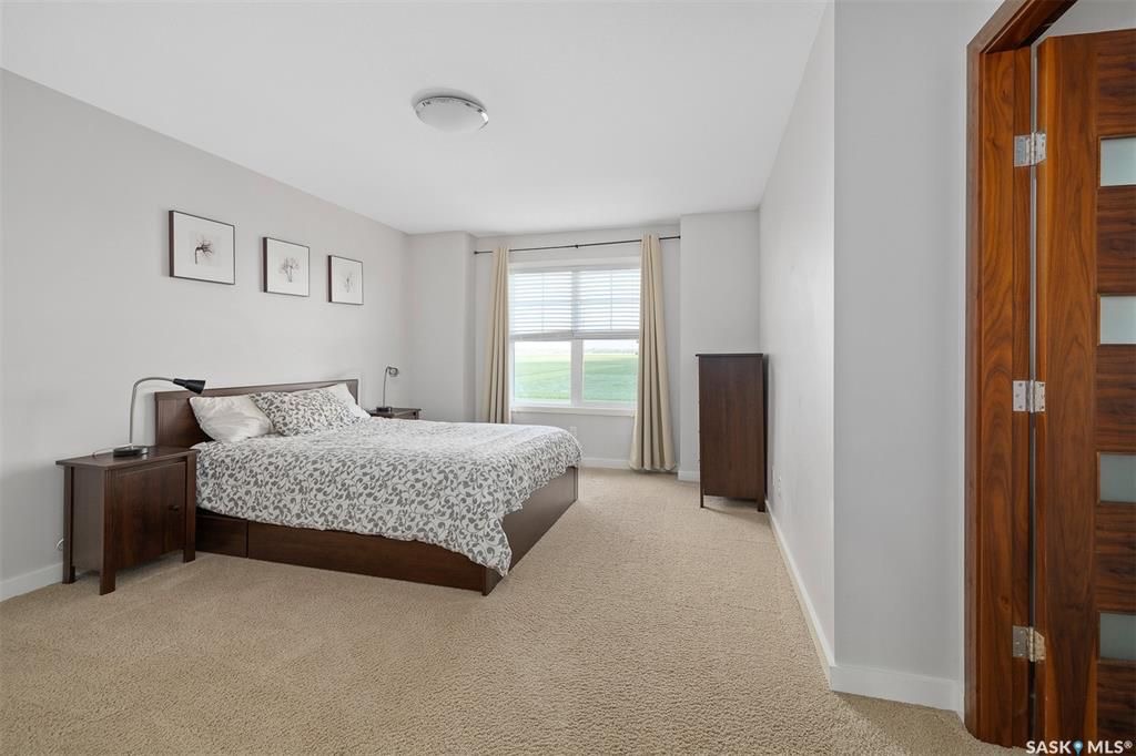 Willowgrove小区2012年建3房3卫1340尺安静边户联排别墅出售。地理位置安静私密，面朝农田美景，主卧窗户可赏北极光。房屋年代新，整体保养好。交通便利，可步行至两所小学和公园，近百年高中，近购物中心。一楼多窗户自然光充足，客厅宽敞明亮。新换地板，理石台面，纽约现代风橱 - 21