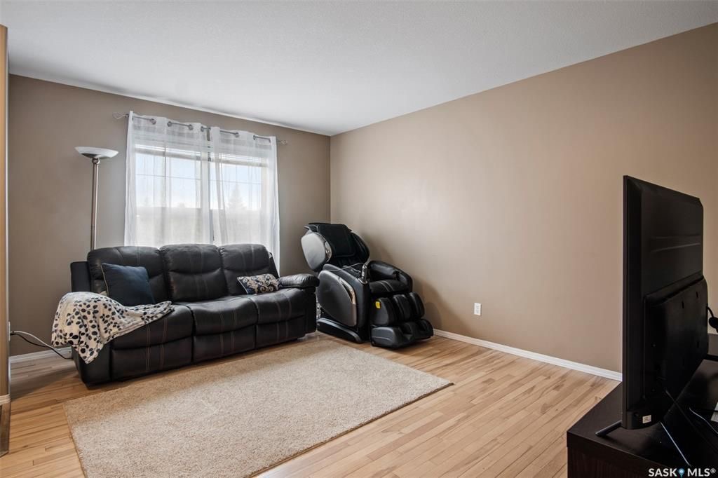 Lakewood小区2005年建3室2卫联排，1124尺。近公共交通，步行公园，超市购物。一楼实木地板，好采光，大尺寸客厅厨房。二楼三间大尺寸卧室，主卧带步入式衣橱。屋内储存空间巨大。地下室完全装修一个大家庭房和储物房。后院大露台，且不靠邻居私密性强。有中央空调，中央吸尘和较新锅 - 4