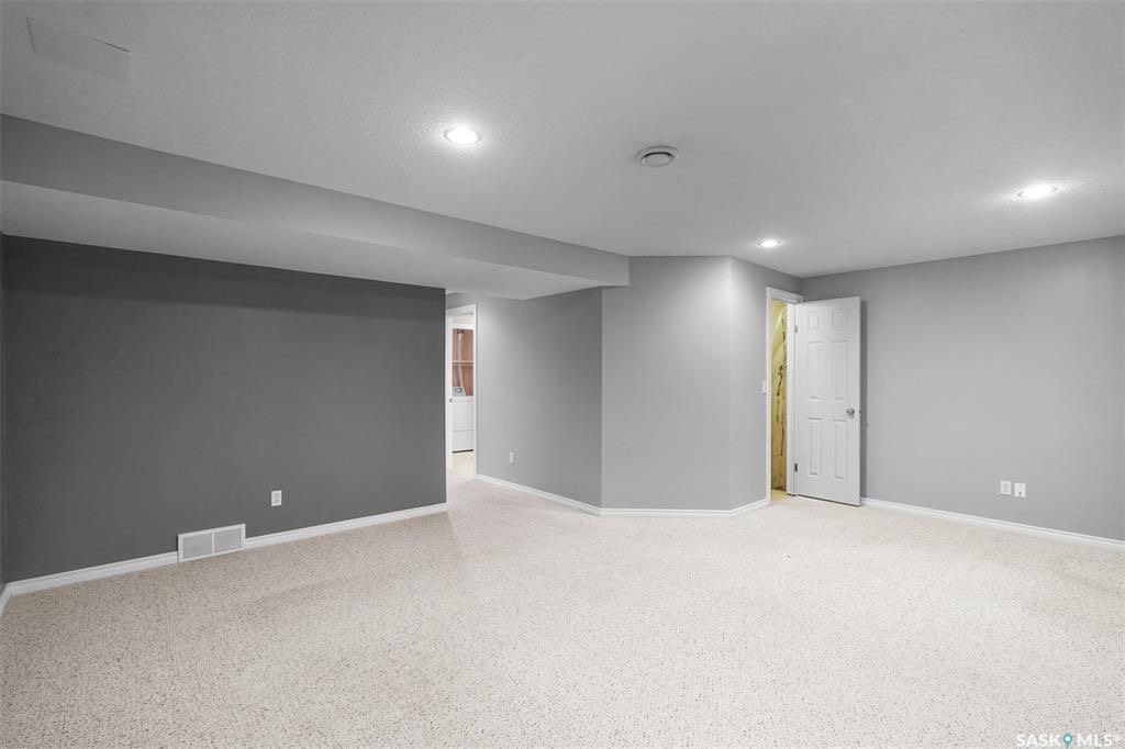 Briarwood小区私密联排出售3房3卫，安静边户多窗户采光好，安静私密绿地，背面没有邻居。二楼三个大尺寸房间，地下室装修有1超大多功能厅外加洗手间，保养如新，实木地板，升级橱柜，天然气壁炉，天窗，中央冷气等。挂牌价格 $285000。详情联系地产经纪Gary Gai 盖王睿  - 23