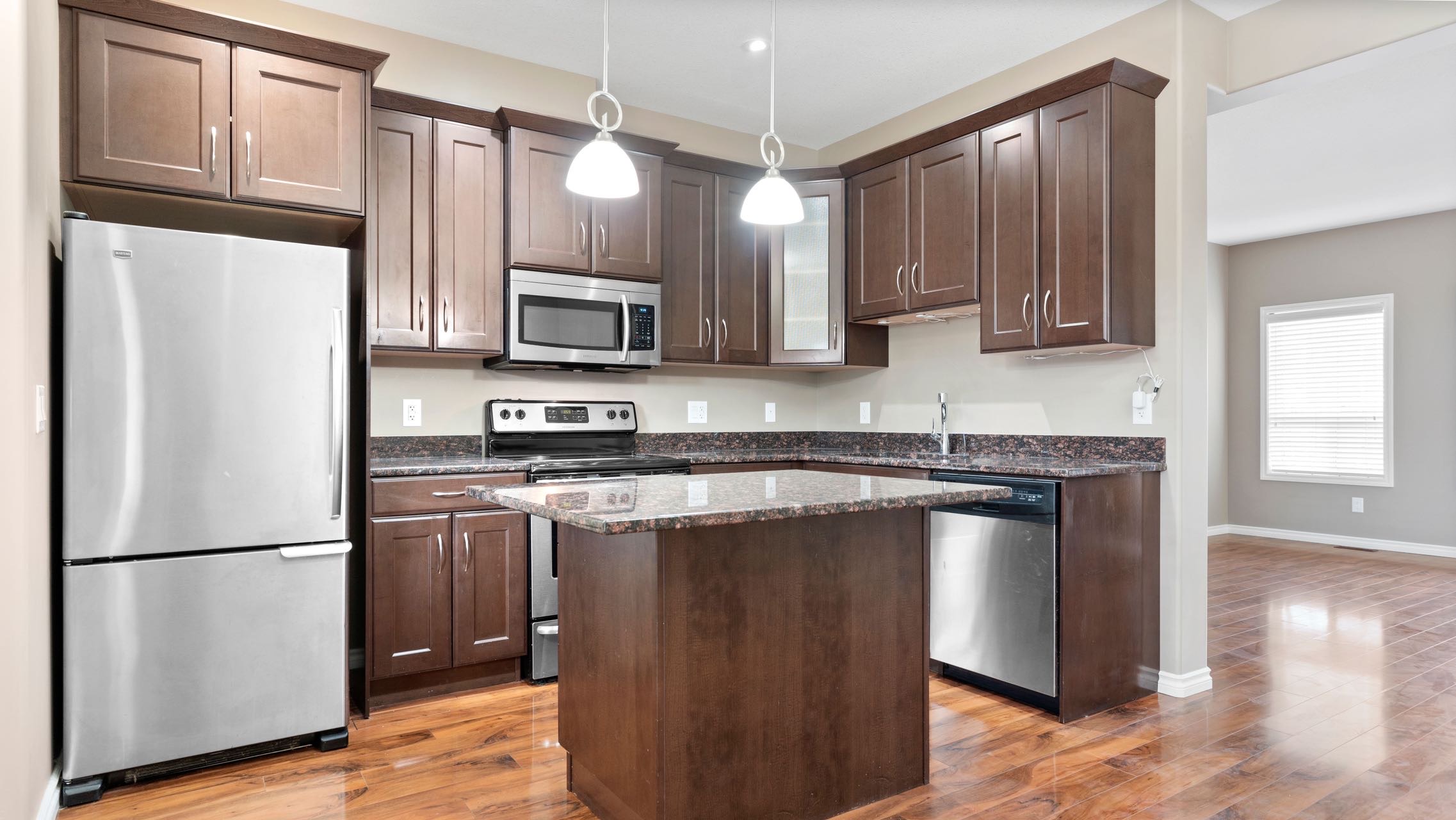 Willowgrove小区2012年建1315尺2房3卫联排别墅出售。房屋年代新，步行百米至两所小学和公园，近百年高中，近购物中心。一楼朝阳自然光充足，客厅宽敞明亮。9英尺挑高，高级复合板地板，全花岗岩台面，枫木橱柜，不锈钢厨房设备。二楼2个超大卧室均带独立洗手间和步入式衣柜。地 - 16