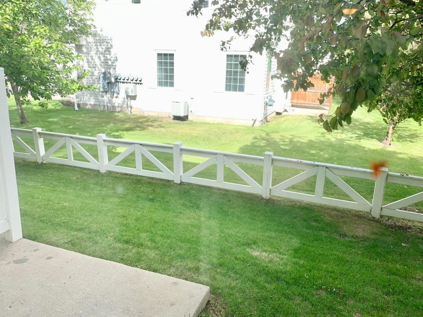 东北区步行到两高中两小学 Erindale小区 1200尺 3房2卫联排屋出租。带全套家具拎包入住。带一个停车库外加一个车位。地下室装修有一个活动室，包水，$1600/月  - 4