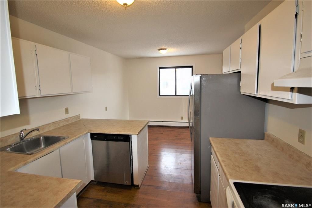 Wildwood小区854尺2室1卫公寓出售。近8街3楼顶层边户安静，含阳台，一个地上车位，独立洗衣烘干机。挂牌价格：$125,000。有意请联系地产经纪Gary Gai 盖王睿 306341367 - 8