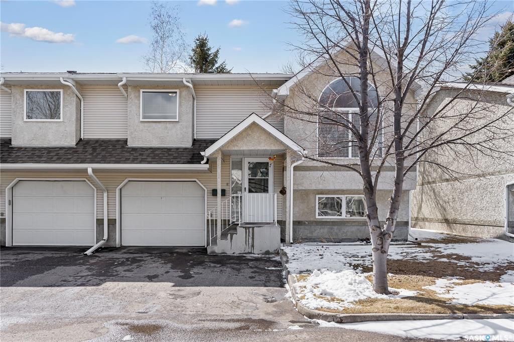 Wildwood小区错层边户联排出售。3房2卫连房子单车库外加室外双停车位，后院露台。主层挑高天花板，合成板地板，半地下室大窗户，近期更换高校锅炉和热水器。房屋保养优，采光好，近公园，学校，购物。挂牌价格 $305,000。详情联系地产经纪Gary Gai 盖王睿 3063413 - 4