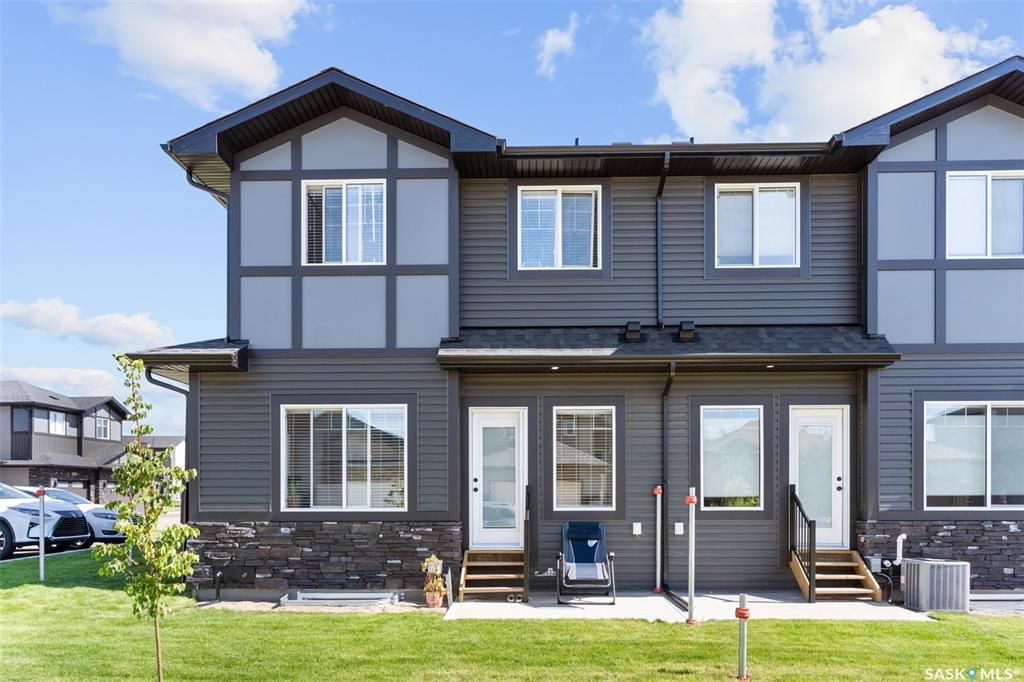 Evergreen小区2021年建1535尺3房3卫边户联排出售，带连房子双车库外加双车道，独立院子。一楼9尺层高，开放式设计，多窗户好采光。客厅带壁炉造型墙，厨房大理石台面，升级橱柜，另有独立收纳间，不锈钢家电，抽油烟机外排。二楼有3个大卧室外加一个多功能厅。主卧带步入式衣柜和 - 18