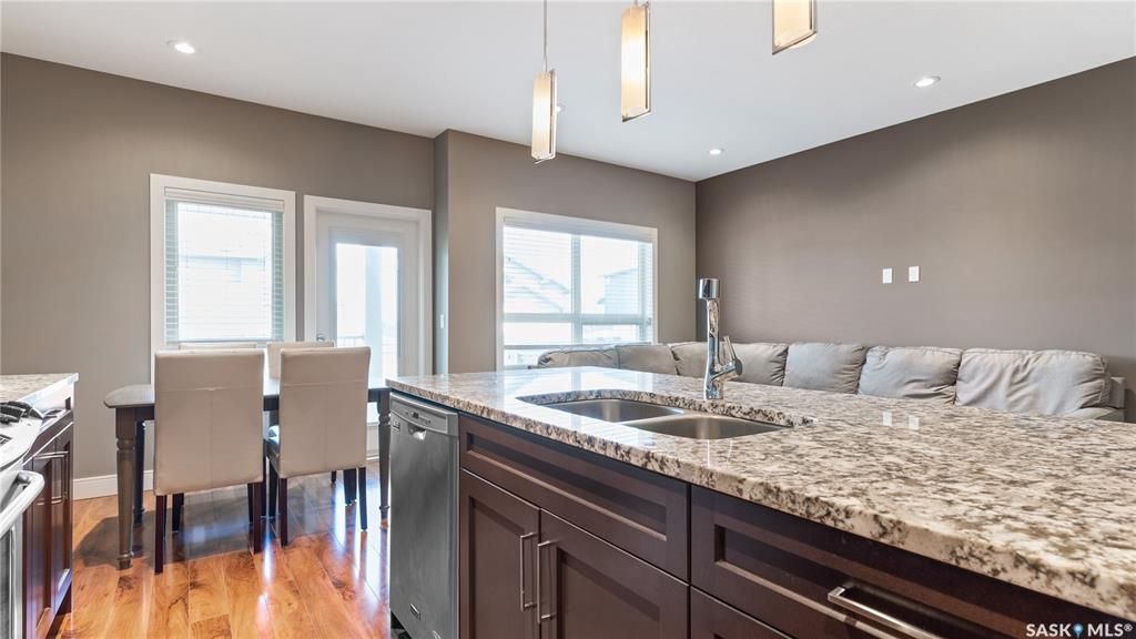 Willowgrove小区3房3卫，连体车库外加双车位，独立后院，联排出售。本地知名建商Riverbend，房屋保养如新。一楼9尺层高，高级复合地板，大理石台面，不锈钢家电。二楼3房2卫。主卧带独立洗手间和步入衣柜。地下室带2个窗户，未装修。后院另有独立带顶露台。位置步行至小学， - 10