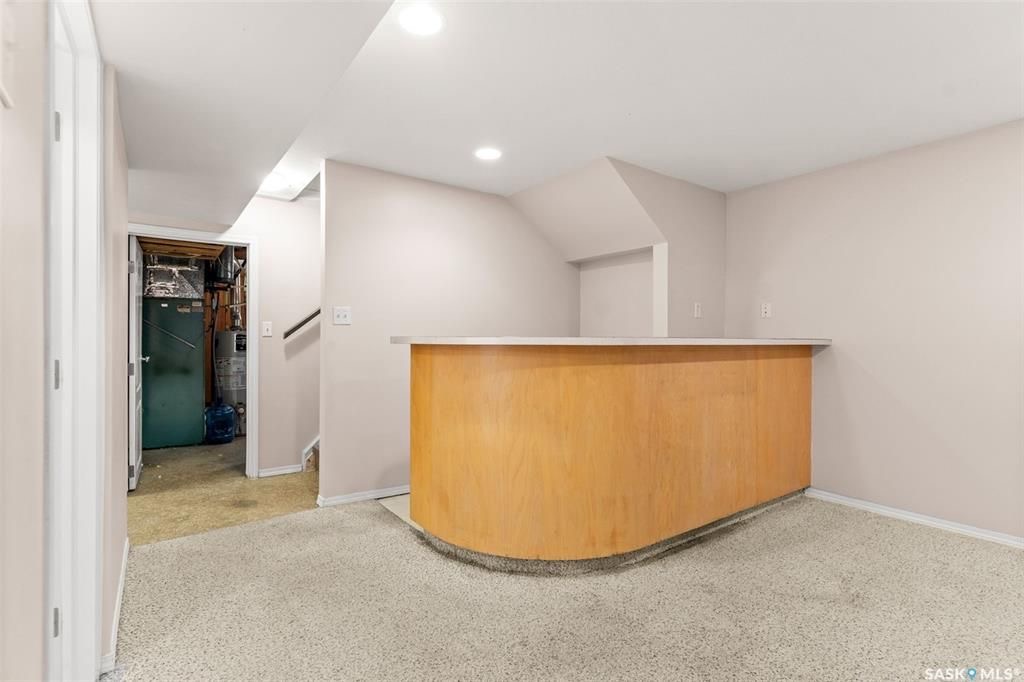 绝佳好位置Greystone Heights小区，步行至大学，8街购物等设施。大尺寸1310尺4房4卫平层独立屋出售。占地7326尺大地块，原橡木地板，客厅带天然气壁炉，好彩光，主卧带独立洗手间，地下室带独立出入口，完整装修有一个多功能厅带水吧台，独立书房，一个大窗户卧室，另有2 - 24