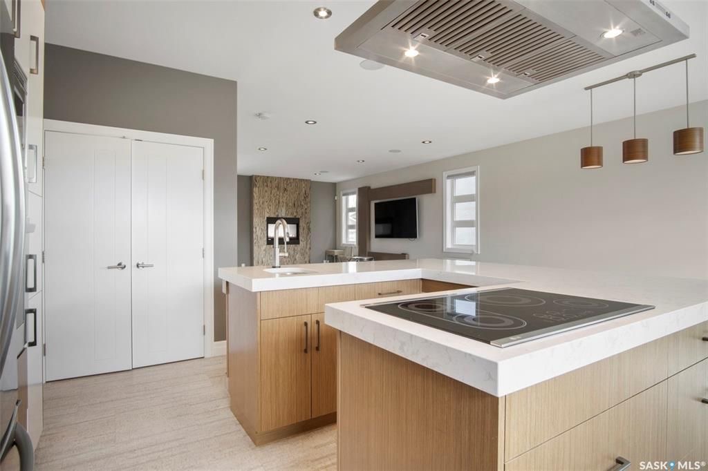 Rosewood小区2419尺现代风格2层独立屋出售。本地人业主，背靠公园绿地。3房3卫+1书房。顶级豪华装修：双向壁炉，软木地板，核桃木橱柜，大理石台面，全屋自动控制系统，主卧带5片豪华洗手间，二楼外加655尺超大阳台。位于小区最佳街区之一。挂牌价格：$829900。 有意请联 - 19