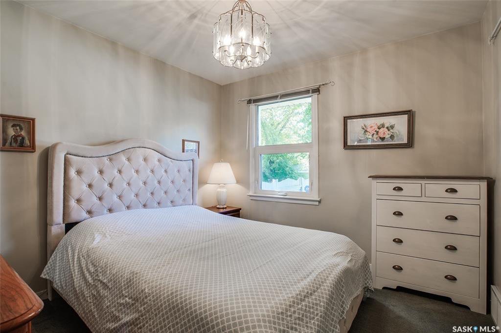 Holliston 小区R2地块，安静街区，步行100米至8街。近1000尺，4房2卫独立屋出售，房屋保养好，窗户，瓦片，锅炉，热水器，厨房橱柜台面，部分卫浴设备已更新升级。大院子，大尺寸双车库。房屋阳光充足，好采光，地下室完整装修，大窗户明亮。挂牌价格：$385000 - 8