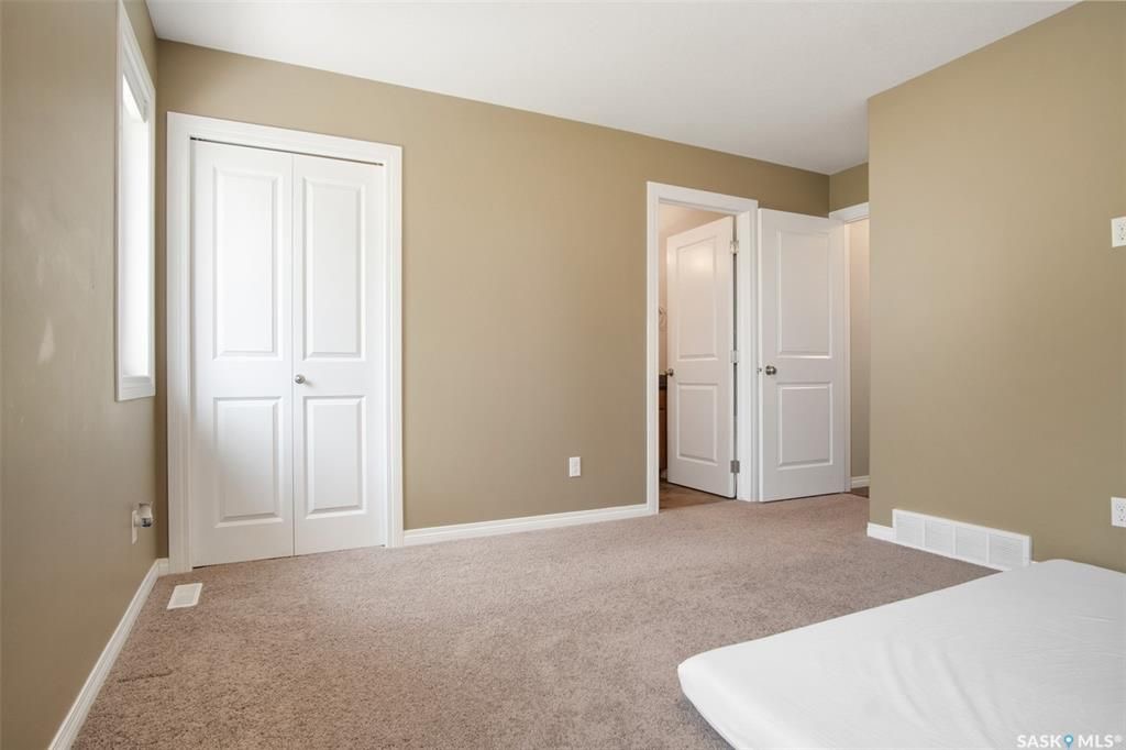 Willowgrove小区5房3卫错层独立屋出售，背靠农地美景，私密无遮挡视野。开放式设计，挑高尖顶，实木地板，枫木厨房带不锈钢家电和角柜，主卧带步入衣柜独立洗手间，半地下室多大窗户9尺层高，2房1超大活动厅外加豪华独立洗手间。双车库带保温，大后院大露台。房屋采光好，保养佳。挂牌 - 18