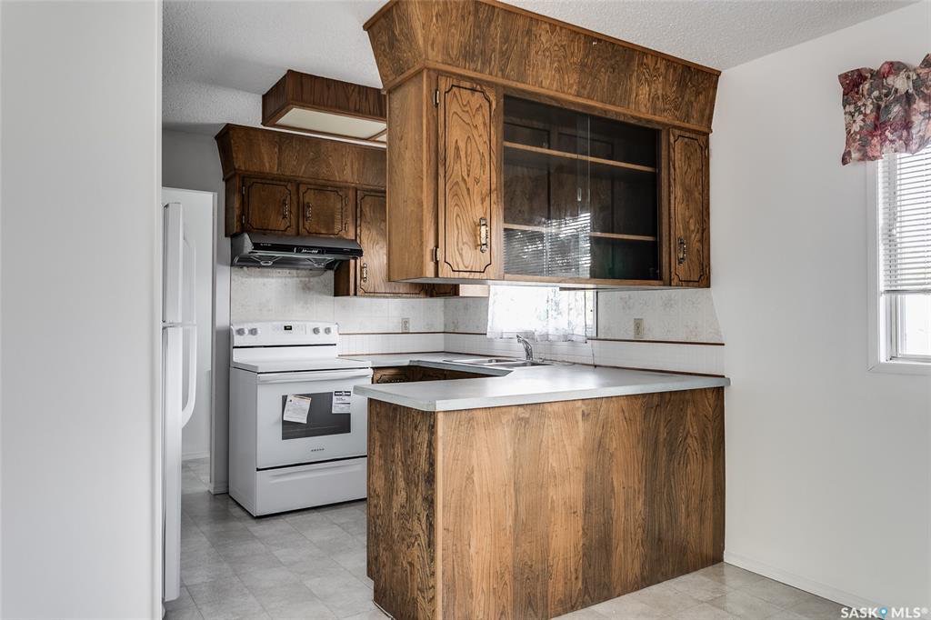 步行5分钟至8街Central Mall 错层bi level独立屋，5房3卫，地下室明亮大窗户，带车库，大地块，主卧带洗手间。开价$309000 - 10