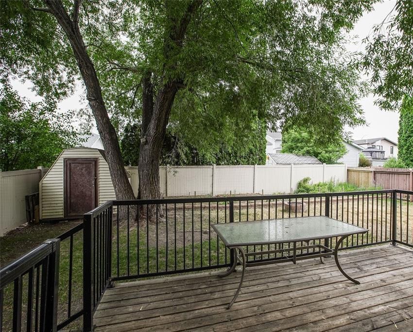 Silverspring小区1680尺4房4卫独立屋出售，安静路段步行百米至两所小学。全新刷漆，新换部分地毯，大理石台面。主卧带洗手间。地下室装修有一房一厅一卫。私密超大后院绿树成荫，连体双车库。挂牌价格 $449000。详情联系地产经纪Gary Gai 盖王睿 - 4