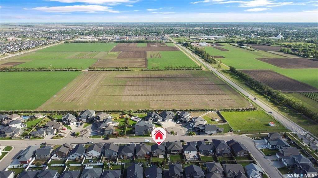 Evergreen 小区5房3卫错层独立屋出售，位于小区最优路段，安静宽敞私密，近小学，高中，公园，购物。高档装修，开放式设计，挑高尖顶，实木地板，飘窗，升级枫木厨房带不锈钢家电和角柜，全大理石台面及厨房背景砖，主卧带步入衣柜高档明卫干湿分离双洗手台洗手间，半地下室大窗户明亮如地 - 28