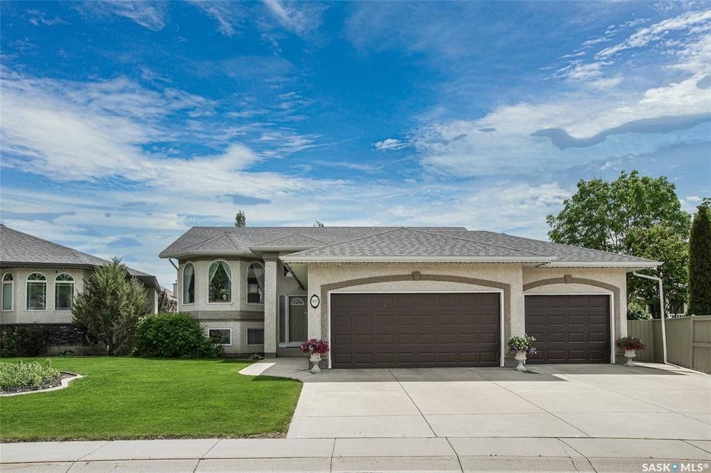 Briarwood小区核心路段近9000尺南向私密大地块1463尺错层独立屋出售。超大3车库外加4车道。保养极佳。4房3卫开放式设计，挑高顶，实木地板枫木厨柜厨房，主卧洗手间带按摩浴缸。地下室大窗户彩光好，房间尺寸足，家庭厅空间大。详情联系Gary Gai 盖王睿 - 4