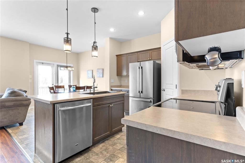 Stonebridge小区1619尺4房4卫独立屋出售。近小学，公园，购物等设施。带加热双车库，朝西大露台大院子。主层开放式设计，采光明亮，工程木地板，厨房带不锈钢家电，大储物间。二楼带一个超大多功能厅，另有三房两卫。主卧带独立洗手间。地下室装修有一房一厅一卫。房屋一二层大部分 - 4