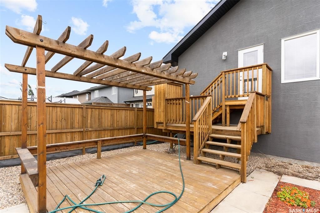 Stonebridge小区近1410尺错层独立屋出售，5房3卫，半地下室带合法出租2房1厅1厨1卫分电表，独立出入独立洗衣烘干，独立热水器。高档装修，连房加大尺寸双车库，双层露台。后院私密性好没有邻居相连。主层挑高顶，木地板，枫木橱柜，大厨房带独立角柜，主卧带独立洗手间和步入衣柜 - 32