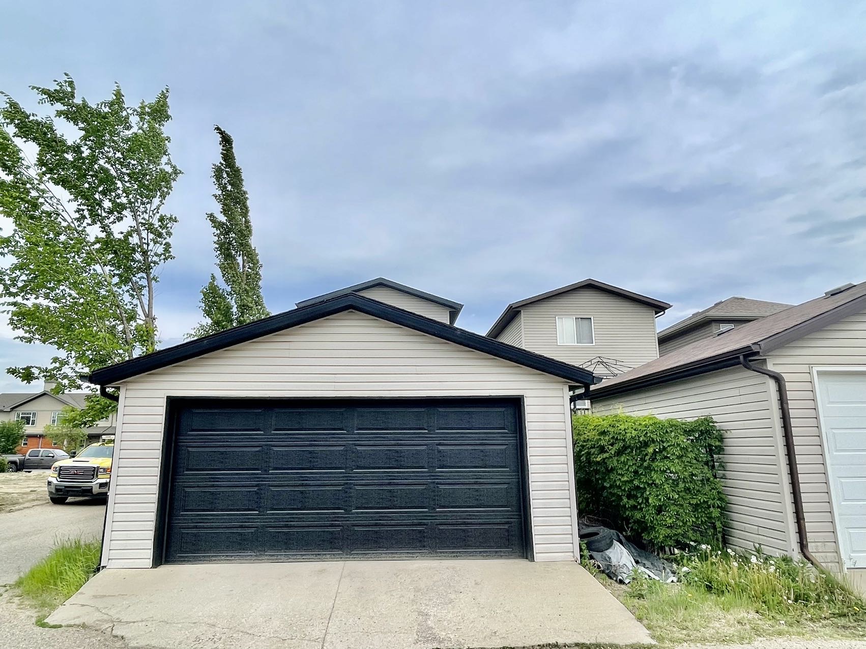 Willowgrove小区4房3卫两层独立屋出售1152尺，2007年建，本地业主，双车库带独立院子和大露台。合成板地板，枫木橱柜，带岛台和角柜，宽敞明亮客厅。2楼3房一洗手间，主卧带步入衣柜和水池梳妆台，地下室完整装修有一房一厅一卫。位置便利步行至小学，公园，超市购物。自住投资 - 20