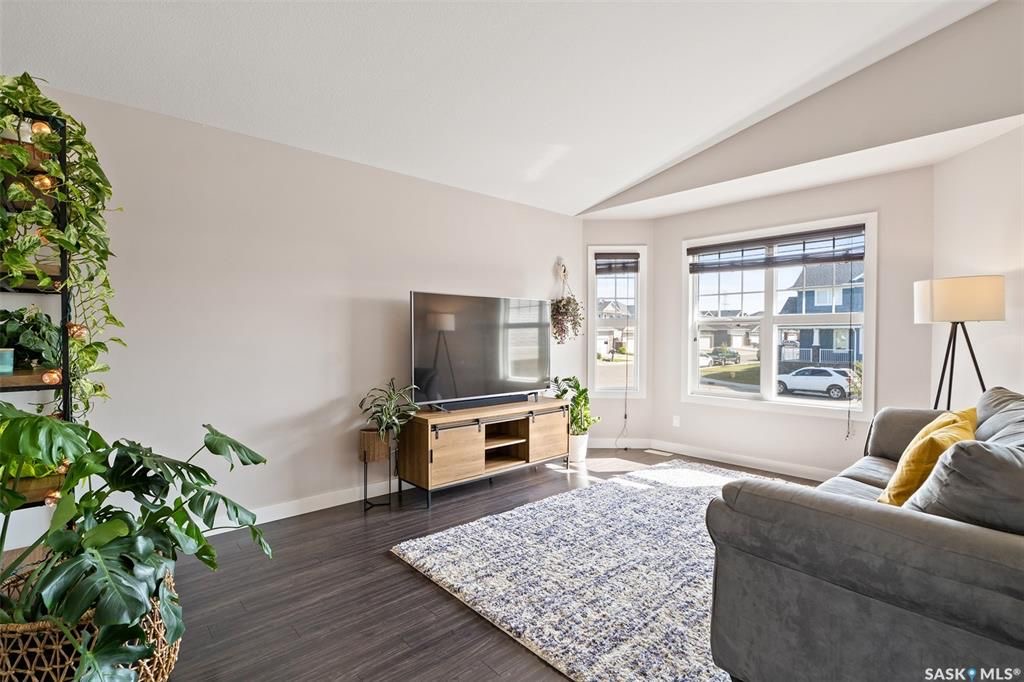 位于Stonebridge 小区紧靠公园绿地，近小学，购物设施，2015年建1249尺Bi Level错层独立屋5房3卫含2室一厅合法出租地下室，出售。 保养如新，大窗户采光好，高档装修，地下室有额外活动空间用于房主使用，外加地下室两房合法出租套间（独立出入，独立电表，独立厨房洗 - 8