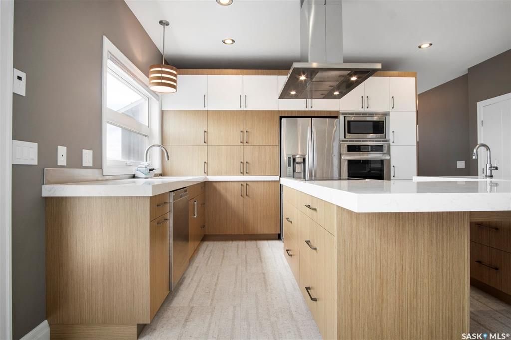 Rosewood小区2419尺现代风格2层独立屋出售。本地人业主，背靠公园绿地。3房3卫+1书房。顶级豪华装修：双向壁炉，软木地板，核桃木橱柜，大理石台面，全屋自动控制系统，主卧带5片豪华洗手间，二楼外加655尺超大阳台。位于小区最佳街区之一。挂牌价格：$829900。 有意请联 - 16