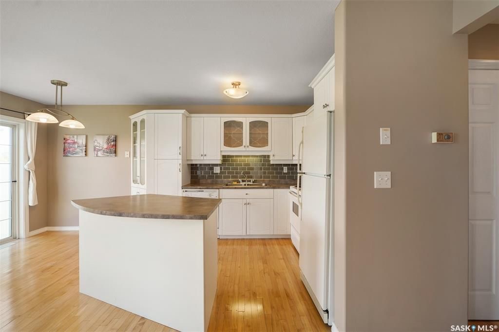 Briarwood小区私密联排出售3房3卫，安静边户多窗户采光好，安静私密绿地，背面没有邻居。二楼三个大尺寸房间，地下室装修有1超大多功能厅外加洗手间，保养如新，实木地板，升级橱柜，天然气壁炉，天窗，中央冷气等。挂牌价格 $285000。详情联系地产经纪Gary Gai 盖王睿  - 7