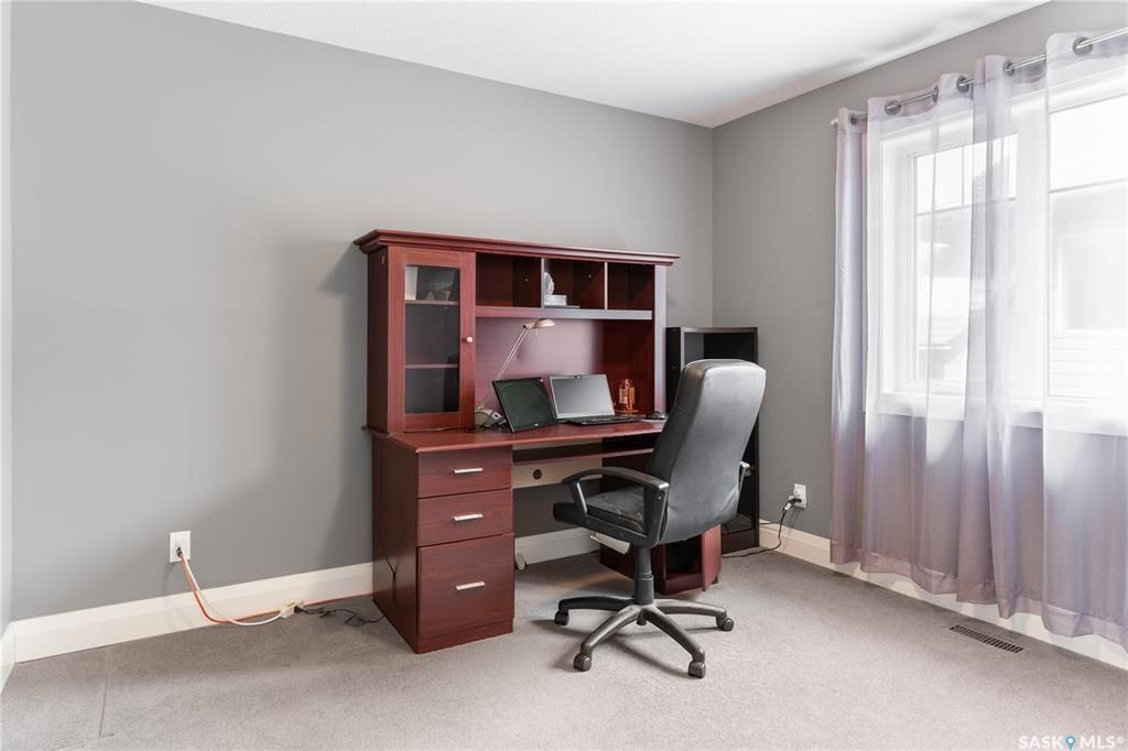 Willowgrove小区Royalty建商2010年建1284尺错层4室3卫独立屋出售。步行近公园，学校，购物。高档装修配置：挑高层高，实木地板，厨房大理石台面升级橱柜搭配背景墙砖，不锈钢家电。超大主卧带步入式衣柜，豪华洗手间全墙贴砖，带按摩浴缸。半地下室大窗户专业装修有1房1 - 14