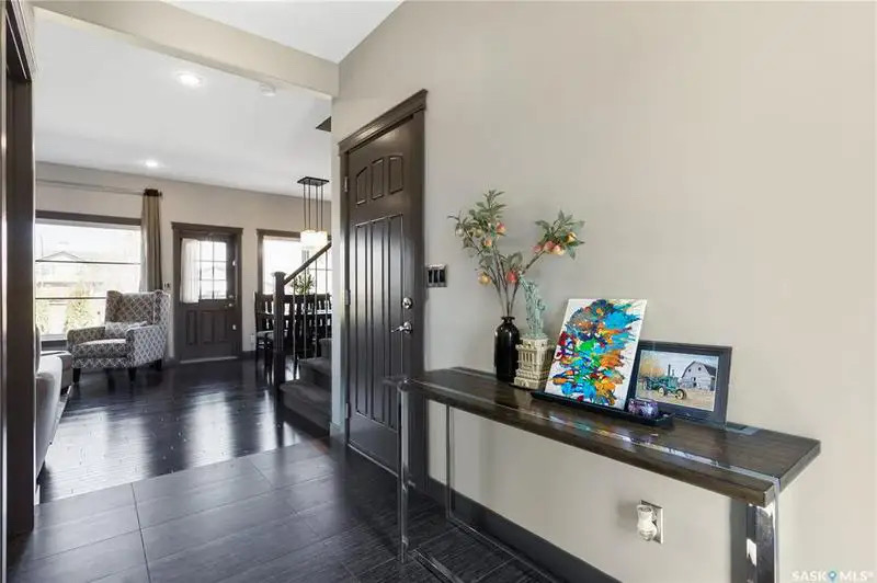 Willowgrove小区Blackrock建筑商两层4房4卫独立屋出售。位于小区安静私密钥匙扣路段，近小学，公园，购物。高档装修，三层窗户，实木地板，天然气石头装饰壁炉，枫木厨房大理石台面，升级洁具。二楼外加多功能厅。主卧带步入衣柜，豪华装修洗手间。地下室装修有一房一活动厅一卫 - 8