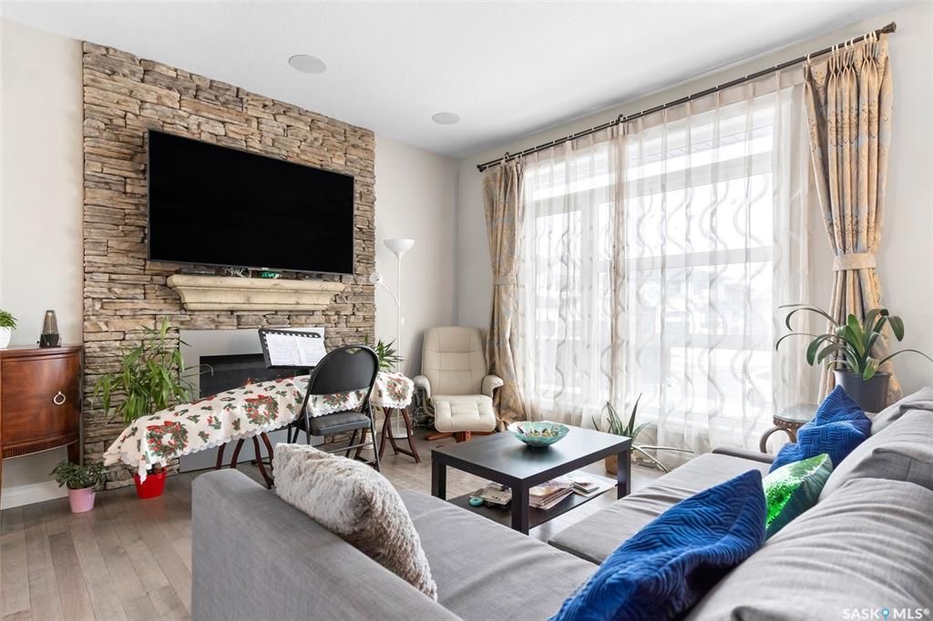 Evergreen小区近1500尺Jaylin Homes建商错层独立屋出售，5房3卫2书房，半地下室带合法出租2房1厅1厨1卫分电表，独立出入独立洗衣烘干，另有1房1厅1书房空间用于主层住户使用，高档装修，连房加大尺寸双车库，超大扇形地块，免维护带棚露台，三层窗户。主层9尺高天 - 8