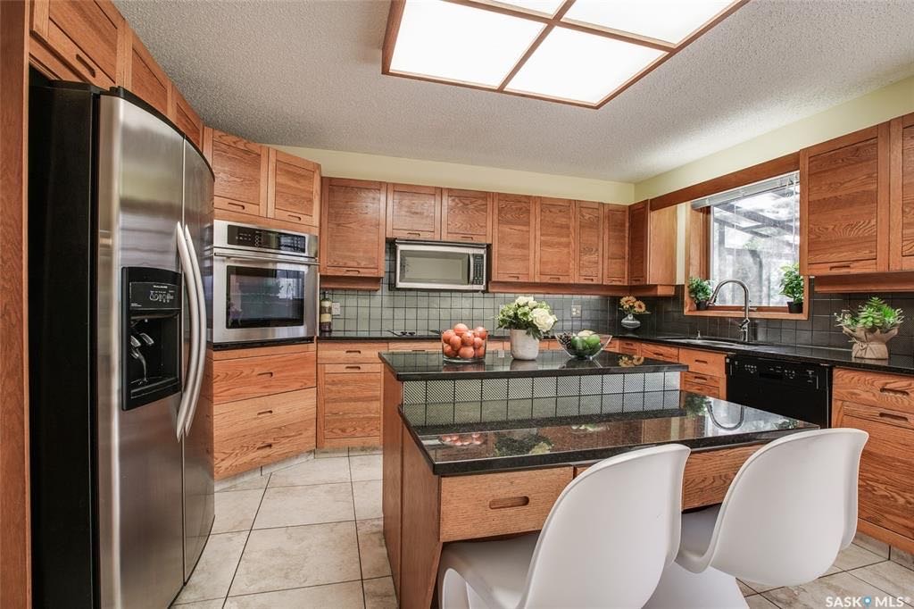 Lakeview小区最佳路段安静私密且便利，步行至近小学。2530尺独立屋占地近11375尺 出售。4房3卫，3个大厅/活动空间，2个餐厅，二楼有4个卧室，地下室10尺层高。大量更新升级：厨房，锅炉，不锈钢家电，瓦片等等。挂牌价格 $569000。联系地产经纪Gary Gai - 6