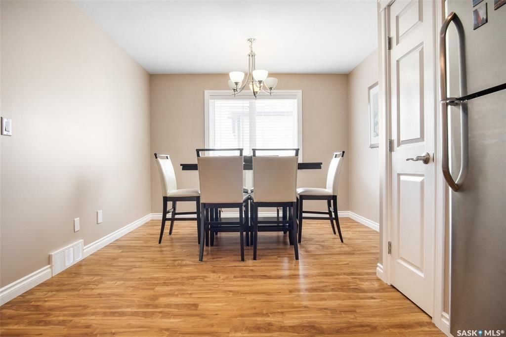 Stonebridge小区3房4卫边户联排出售。近1500尺超大面积，步行至周围小学，公园，购物。大厅12尺挑高，全屋大部分合成板地板，厨房枫木橱柜大理石台面，超大主卧带步入式衣柜和独立洗手间，半地下室完全装修好一房间/活动厅，大窗户外加洗手间。室外带一个大露台，连房子车库。位置 - 15