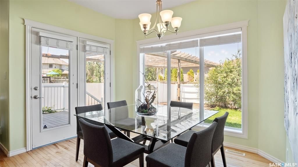 Briarwood小区超大2124尺2007年建3房3卫独立屋出售，大地块，安静成熟区，近公园，位置便利。高档装修：实木地板+枫木橱柜保养如新，大理石台面。二楼有3个大房间2卫。室内阳光充足明亮，另有1大多功能厅。大院子连房子双车库。地下室未装修,房屋保养好。挂牌价格 $5650 - 5