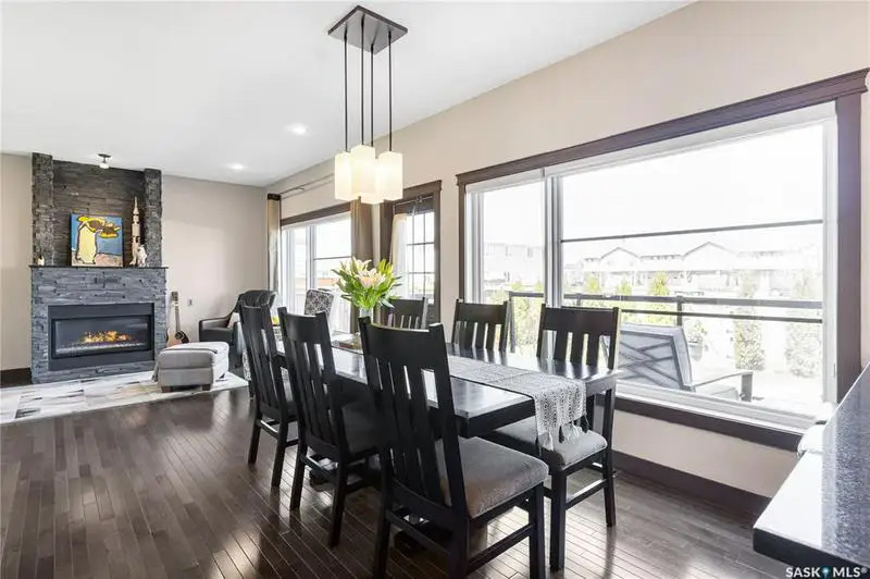 Willowgrove小区Blackrock建筑商两层4房4卫独立屋出售。位于小区安静私密钥匙扣路段，近小学，公园，购物。高档装修，三层窗户，实木地板，天然气石头装饰壁炉，枫木厨房大理石台面，升级洁具。二楼外加多功能厅。主卧带步入衣柜，豪华装修洗手间。地下室装修有一房一活动厅一卫 - 12