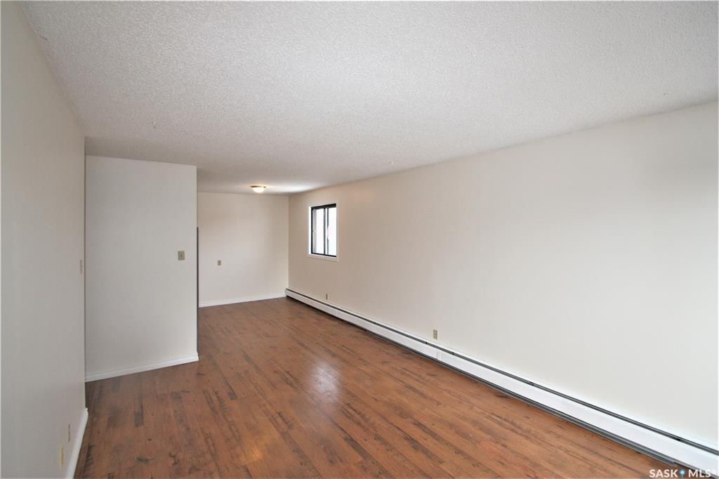 Wildwood小区854尺2室1卫公寓出售。近8街3楼顶层边户安静，含阳台，一个地上车位，独立洗衣烘干机。挂牌价格：$125,000。有意请联系地产经纪Gary Gai 盖王睿 306341367 - 6