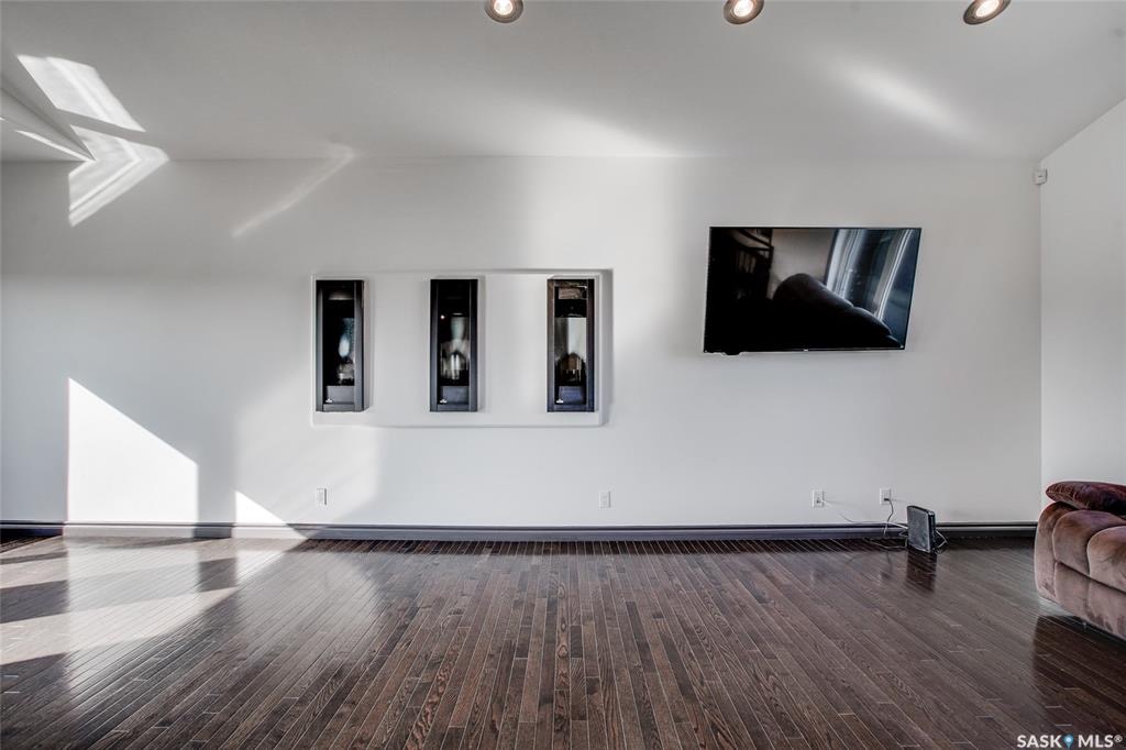 Willowgrove小区背靠公园绿地walkout地下室步出式，错层独立屋出售，2010年建，步行150米 至Willowgrove小学，公园，近附近购物，近St Joseph 和Centennial百年高中。4房3卫。多面好采光，好视野。高档装修：实木地板，大理石台面，挑高顶 - 8