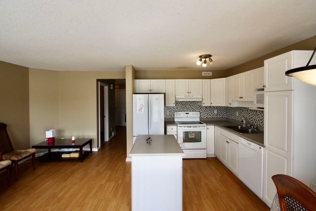 Briarwood小区3房3卫联排屋出租，地下室完全装好。带连房子单车库外加一个室外车位。2003年建，约1250尺。带部分基本家具。$1650/月 包水，物业包除草除雪。一年起租，不分租，不抽烟，不养宠物。希望租客干净整洁守信讲理。有意请联系 Gary 3063413677 微 - 3