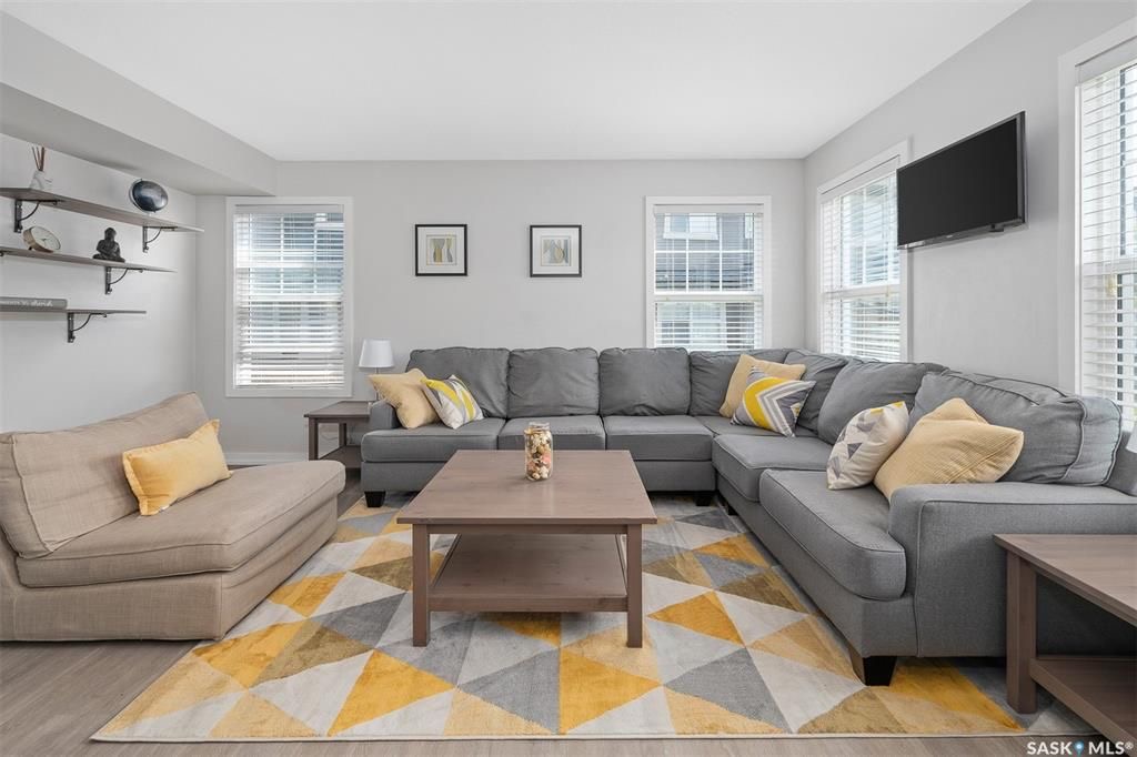 Willowgrove小区2012年建3房3卫1340尺安静边户联排别墅出售。地理位置安静私密，面朝农田美景，主卧窗户可赏北极光。房屋年代新，整体保养好。交通便利，可步行至两所小学和公园，近百年高中，近购物中心。一楼多窗户自然光充足，客厅宽敞明亮。新换地板，理石台面，纽约现代风橱 - 10