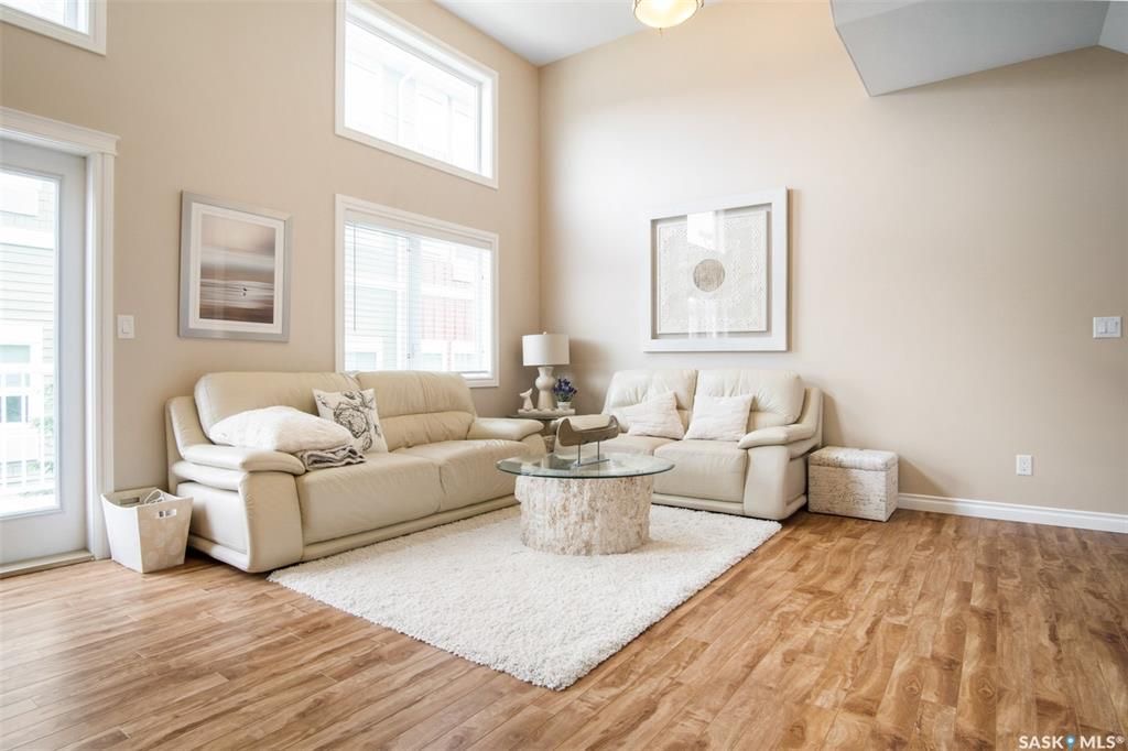 Stonebridge小区3房4卫边户联排出售。近1500尺超大面积，步行至周围小学，公园，购物。大厅12尺挑高，全屋大部分合成板地板，厨房枫木橱柜大理石台面，超大主卧带步入式衣柜和独立洗手间，半地下室完全装修好一房间/活动厅，大窗户外加洗手间。室外带一个大露台，连房子车库。位置 - 10