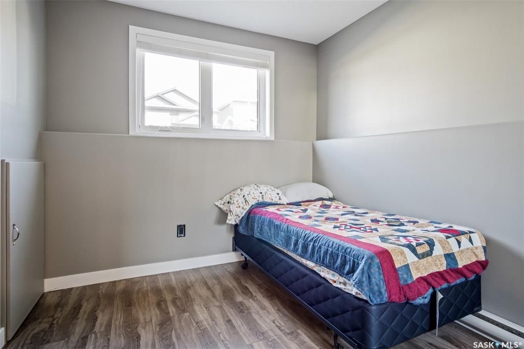 Aspen Ridge小区1165尺错层独立屋出售，本地西人业主，6房3卫，半地下室大窗带合法出租1厨1厅 2房间1卫分电表，独立出入独立洗衣烘干，独立热水器换风系统，另有1大厅或者房间用于主层住户使用，高档装修，全屋9尺，大理石台面，升级厨柜，双车库，拐角地块多停车位，带顶露台 - 31