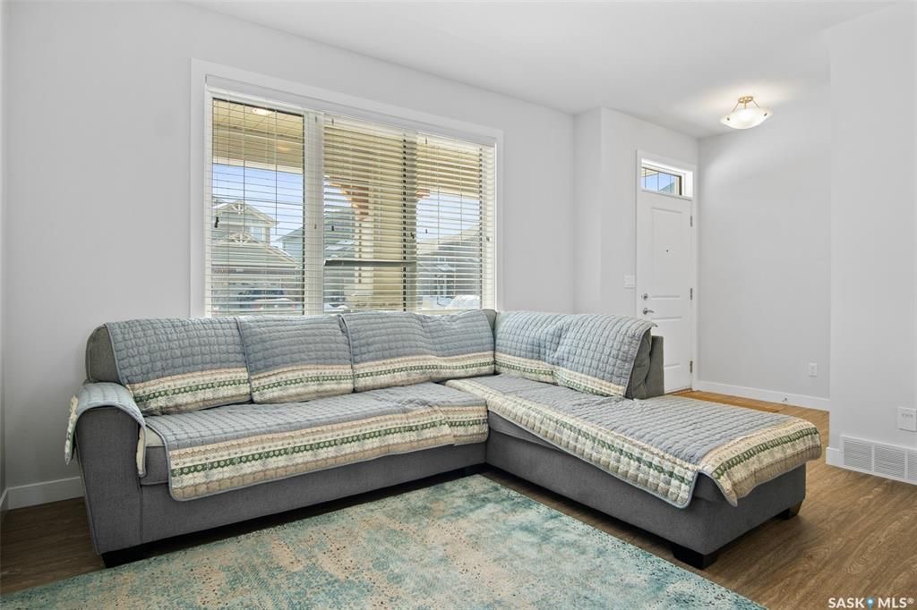 Brighton小区2017年建1401尺3房3卫独立屋出售。地下室保温完成。高档装修，9尺层高，大理石台面，不锈钢家电。二楼3个大卧室其中主卧带独立洗手间。室外有一个露台，独立小院，双车库水泥台（未完成）。另有中央空调，加湿器，换风系统。挂牌价格 $415000。详情联系地产经 - 5