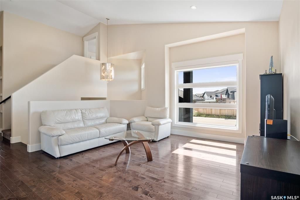 Evergreen小区核心安静路段 近1373尺5房3卫错层独立屋出售，步行至两所小学。高档装修，房屋年代新保养佳。超大多窗户，大尺寸房间，实木地板，厨房大理石台面，挑高层高，半地下室两房一厅一卫，大窗户，大活动室，好采光。挂牌价格：$539000。有意请联系Gary Gai - 7