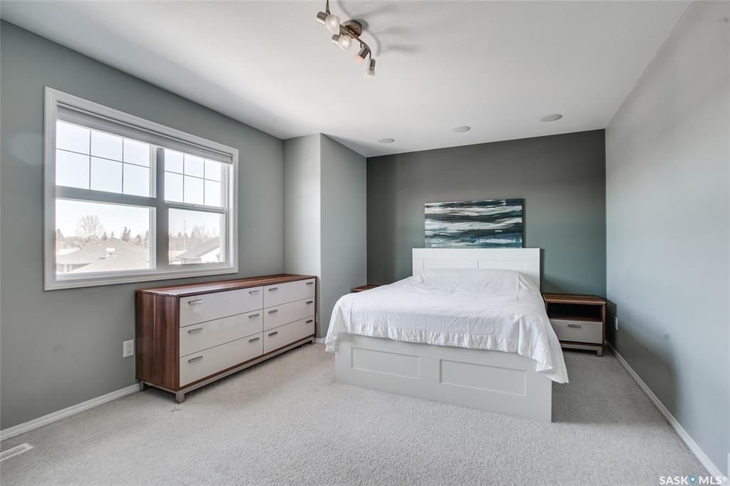 Stonebridge 小区2010年建，1717尺5房4卫外加一个多功能厅独立屋出售，三车库外加室外3车道，步行至Stonebridge小学，公园，附近购物，开发式设计多窗户好彩光餐厅客厅，二楼3个大房间外加一个超大多功能厅，地下室装修2房一卫一厨套间可用于出租。 - 8