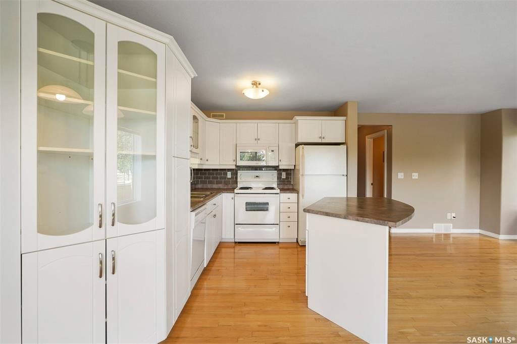 Briarwood小区私密联排出售3房3卫，安静边户多窗户采光好，安静私密绿地，背面没有邻居。二楼三个大尺寸房间，地下室装修有1超大多功能厅外加洗手间，保养如新，实木地板，升级橱柜，天然气壁炉，天窗，中央冷气等。挂牌价格 $285000。详情联系地产经纪Gary Gai 盖王睿  - 11