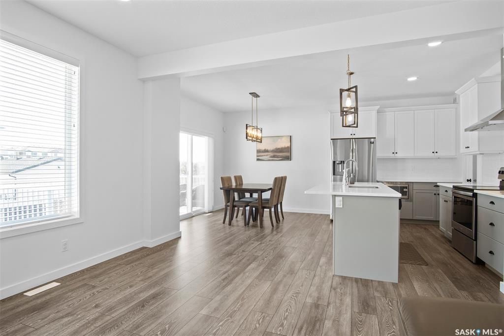 Brighton小区2019年建近2000尺4房4卫独立屋出售！院子私密不靠邻居，步行至公园，购物，及未来规划小学。1 楼9尺层高，带独立书房，开放式设计客厅带壁炉，厨房大理石台面，背景砖，高级不锈钢家电，带独立角柜。大窗户好朝向好彩光。二楼3个大卧室外加超大多功能厅，大主卧带步 - 16