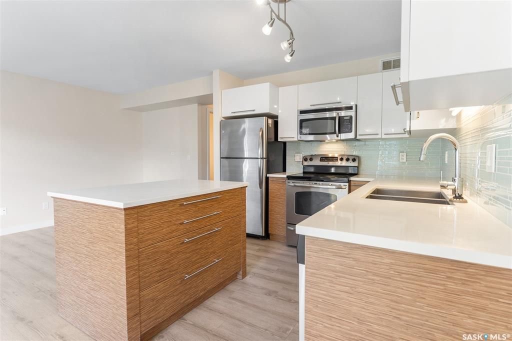 Stonebridge边户3房3卫地下室装修安静联排出售。2011年建，步行至小学，购物，公园。背靠私密绿地，好采光，高档装修，新换地板，大理石台面，现代橱柜，不锈钢家电。全新刷漆。二楼3个大房间尺寸足。地下室完全装修有一个大家庭厅一个独立洗手间。另有连房单车库，中央空调，中 - 11