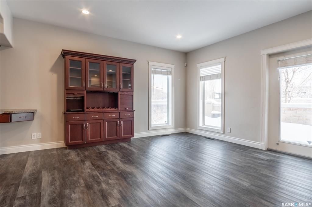 Briarwood小区1700尺双层独立屋出售。3房3卫独特户型，调高客厅，实木地板，多窗好采光，厨房橱柜充足，石面操作台。洗手间带按摩浴缸。地下室装修有一房一卫。加热双车库。成熟景观大院子。挂牌价格：$479900。详情请联系地产经纪Gary Gai 盖王睿 306341367 - 9