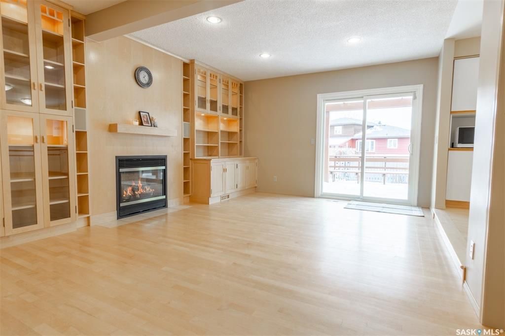 Lakeview小区1788尺独立屋出售。步行至两所小学（其中一所为法语小学），Lakeview人工湖公园。房屋采光好，保养佳，大量更新：实木地板，新窗户，露台门，天然气wolf炉灶和外排抽油烟机，家庭厅带嵌入式厨柜和天然气壁炉。二楼三个大卧室，主卧带独立洗手间，地下室有大活动厅 - 6