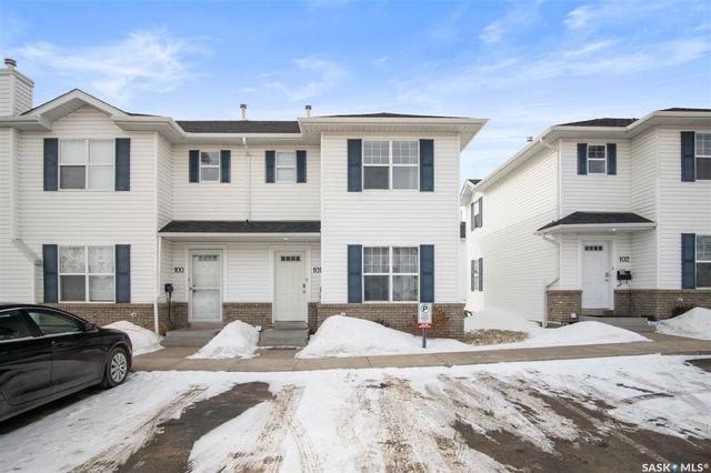 Lakewood小区2003年建3室2卫联排，安静边户，带中央空调。地下室完整装修有1个多功能厅。新热水器，新合成板地板。可以步行至附近商业购物方便，近小学。状况好，保养如新，挂牌价格：$229900。有意请联系地产经纪Gary Gai 盖王睿 3063413677 微信：gar - 4