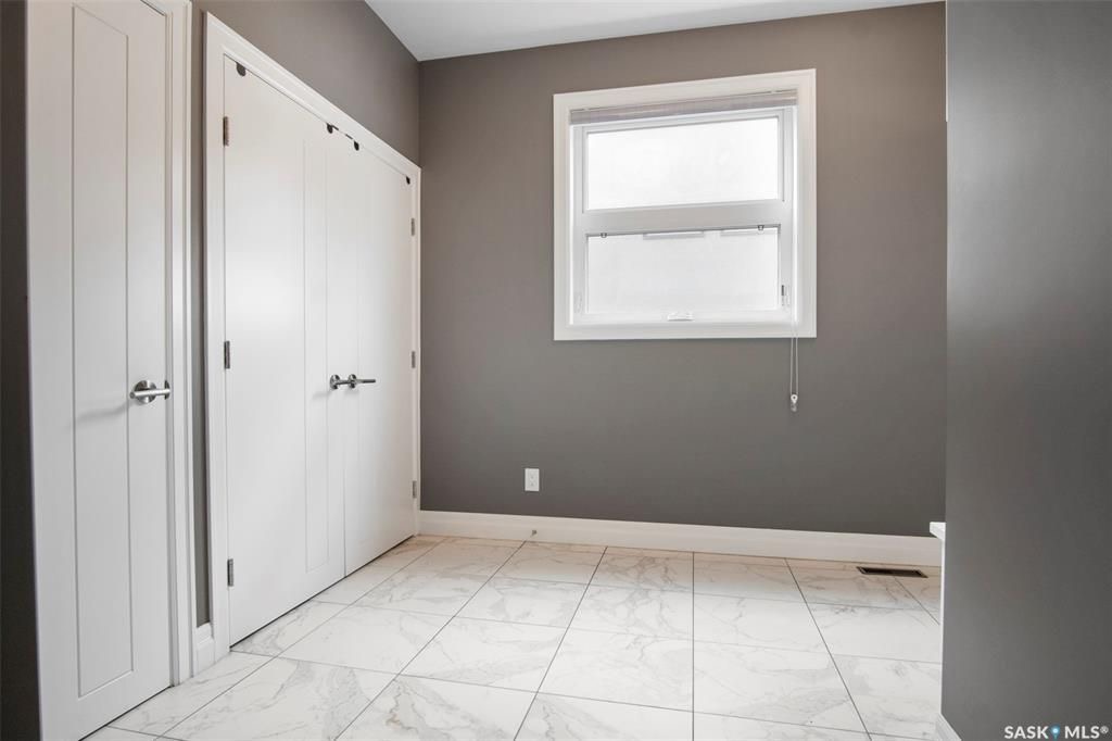 Rosewood小区2419尺现代风格2层独立屋出售。本地人业主，背靠公园绿地。3房3卫+1书房。顶级豪华装修：双向壁炉，软木地板，核桃木橱柜，大理石台面，全屋自动控制系统，主卧带5片豪华洗手间，二楼外加655尺超大阳台。位于小区最佳街区之一。挂牌价格：$829900。 有意请联 - 22