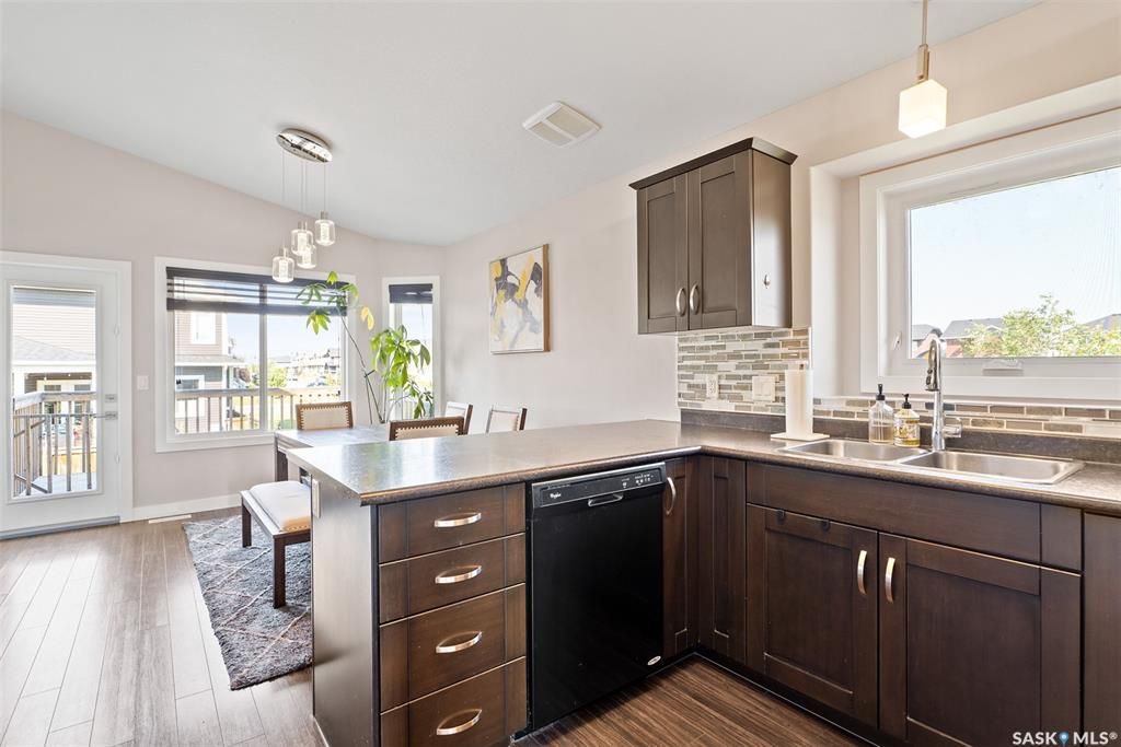 位于Stonebridge 小区紧靠公园绿地，近小学，购物设施，2015年建1249尺Bi Level错层独立屋5房3卫含2室一厅合法出租地下室，出售。 保养如新，大窗户采光好，高档装修，地下室有额外活动空间用于房主使用，外加地下室两房合法出租套间（独立出入，独立电表，独立厨房洗 - 12