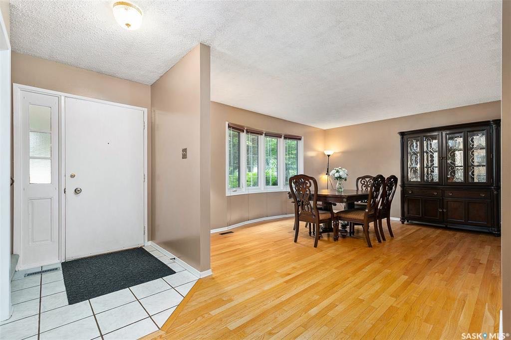 West College Park小区两层独立屋出售。独处幽静便利好街，绿树成荫，超级65尺面宽，过9000尺大地块。4房4卫。屋主精心打理。地下室完整装修。新窗户，新瓦片，高效锅炉。可步行至小学，Evan Hardy高中，8街购物。挂牌价格：399900。 - 7