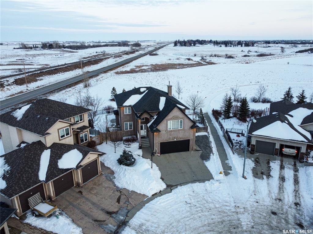 Briarwood小区2302尺步出式地下室独立屋出售，背后无敌景观，全方位采光，完全前后私密性，6房4卫，一层带书房，新厨房，新地板，新装修洗手间。开价：685000。有意请联系地产经纪Gary Gai 3063413677 微信：gary3677。 - 3